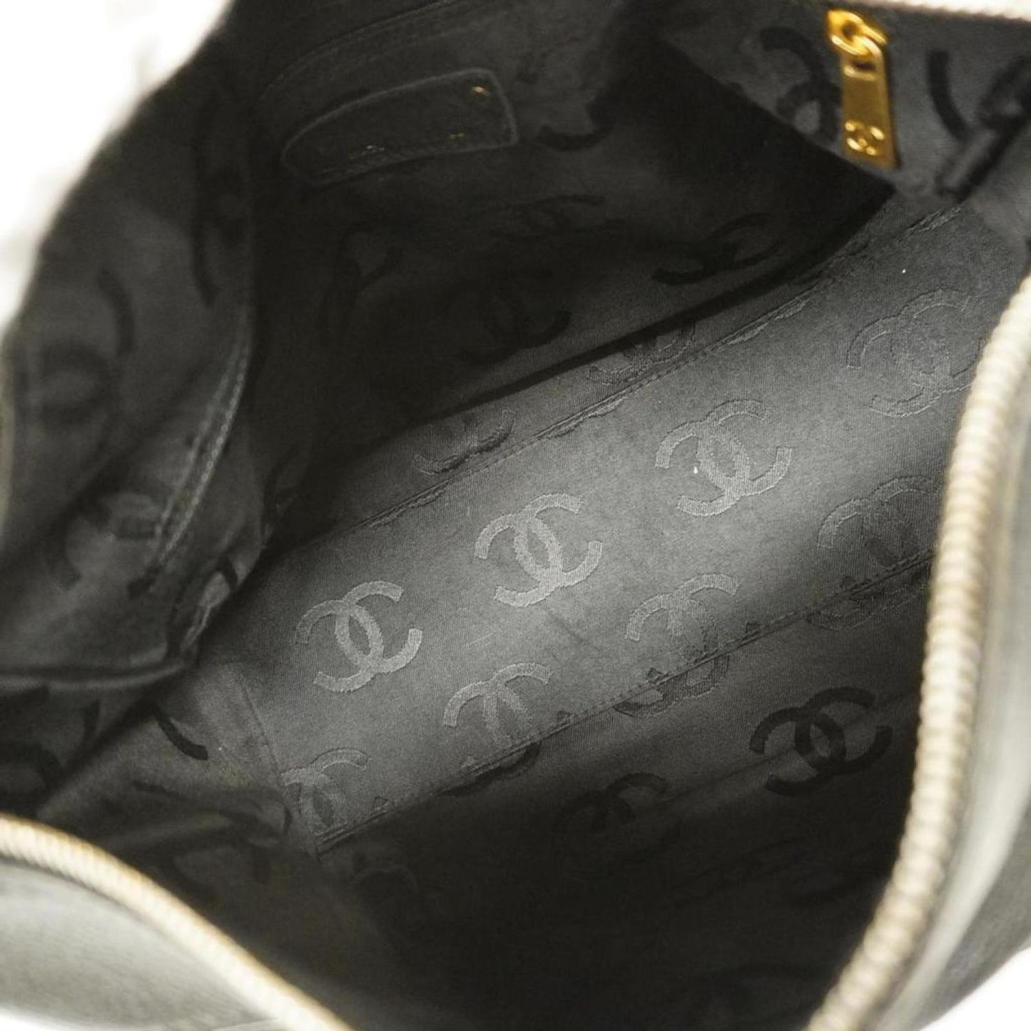 Chanel  Leather Shoulder Bag (Pre-Owned)