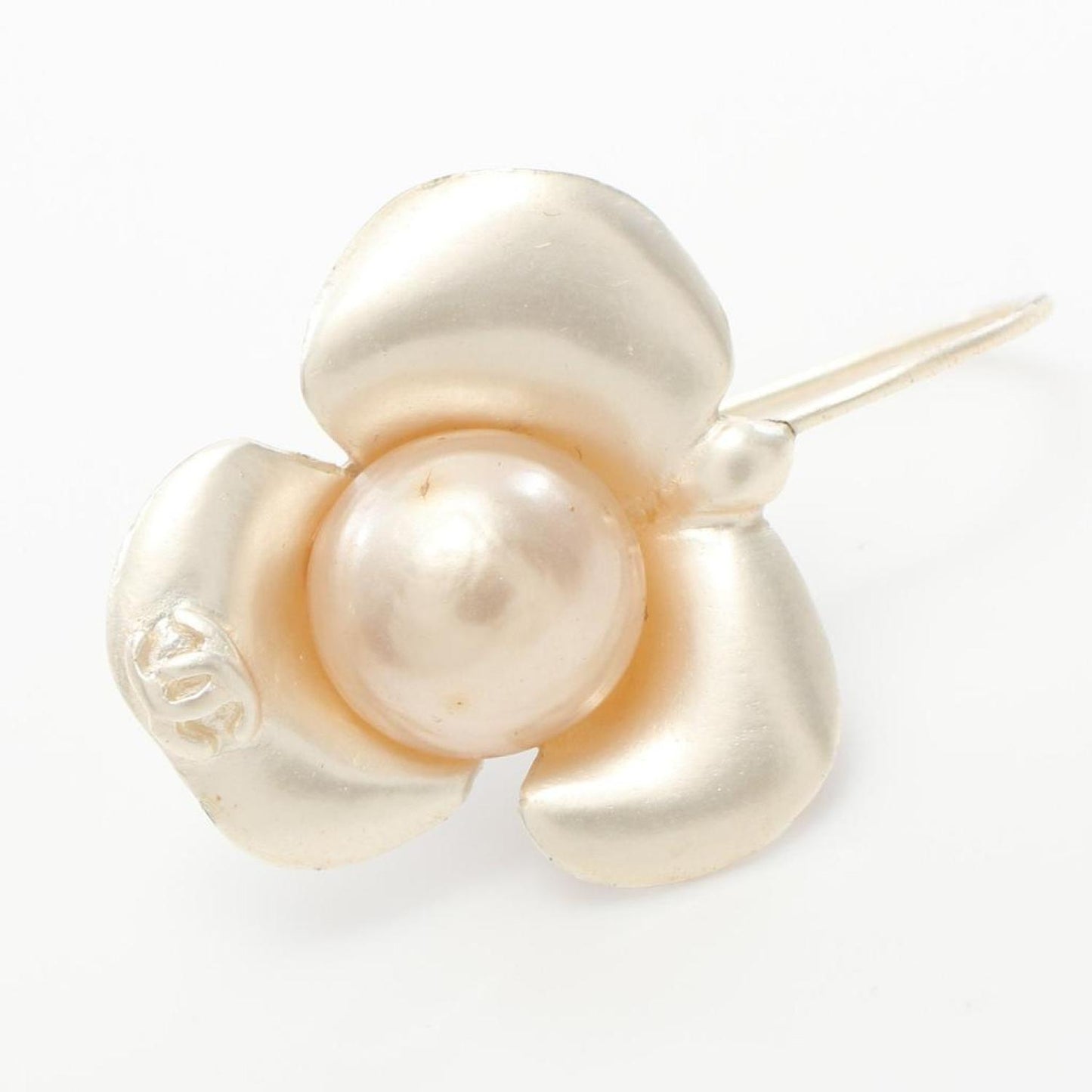 Earrings Fake Pearl OffSilver Flower Motif 00T