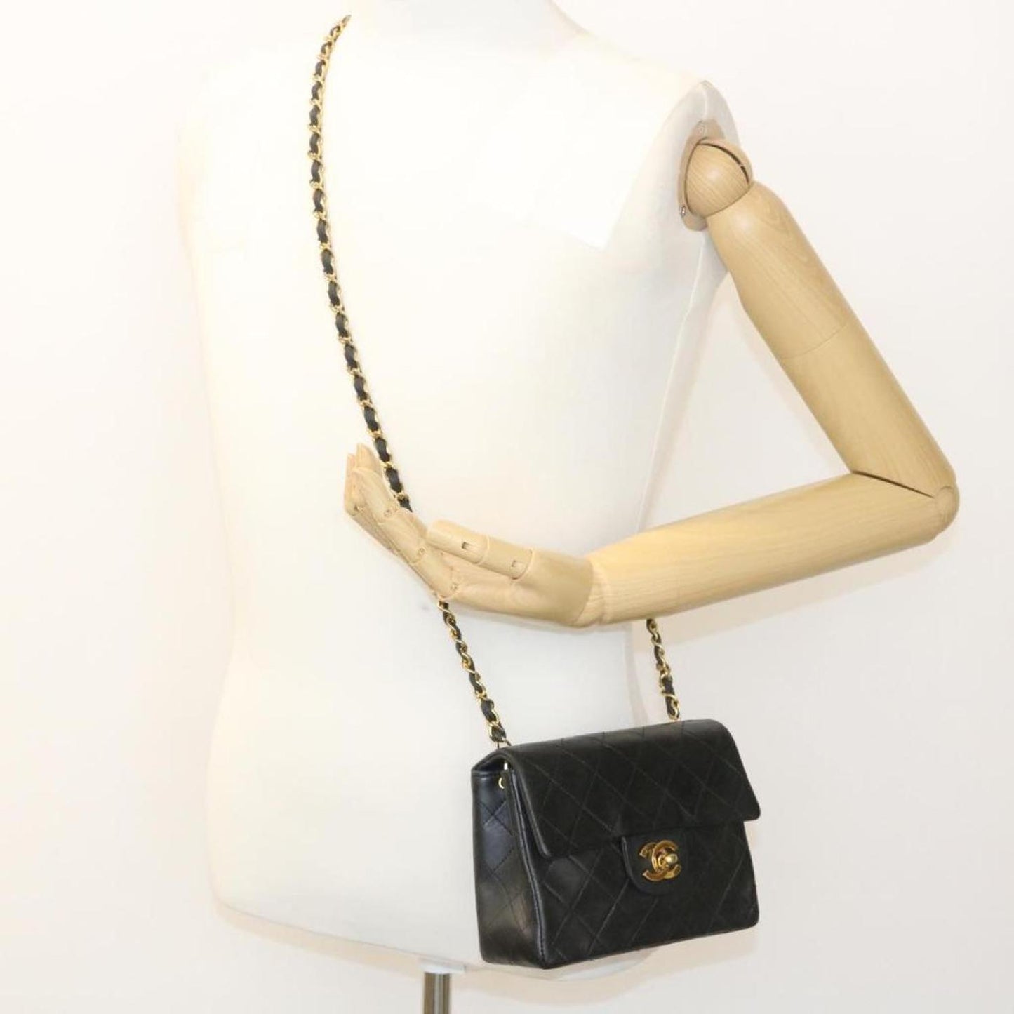 Chanel Leather Shoulder Bag (Pre-Owned)