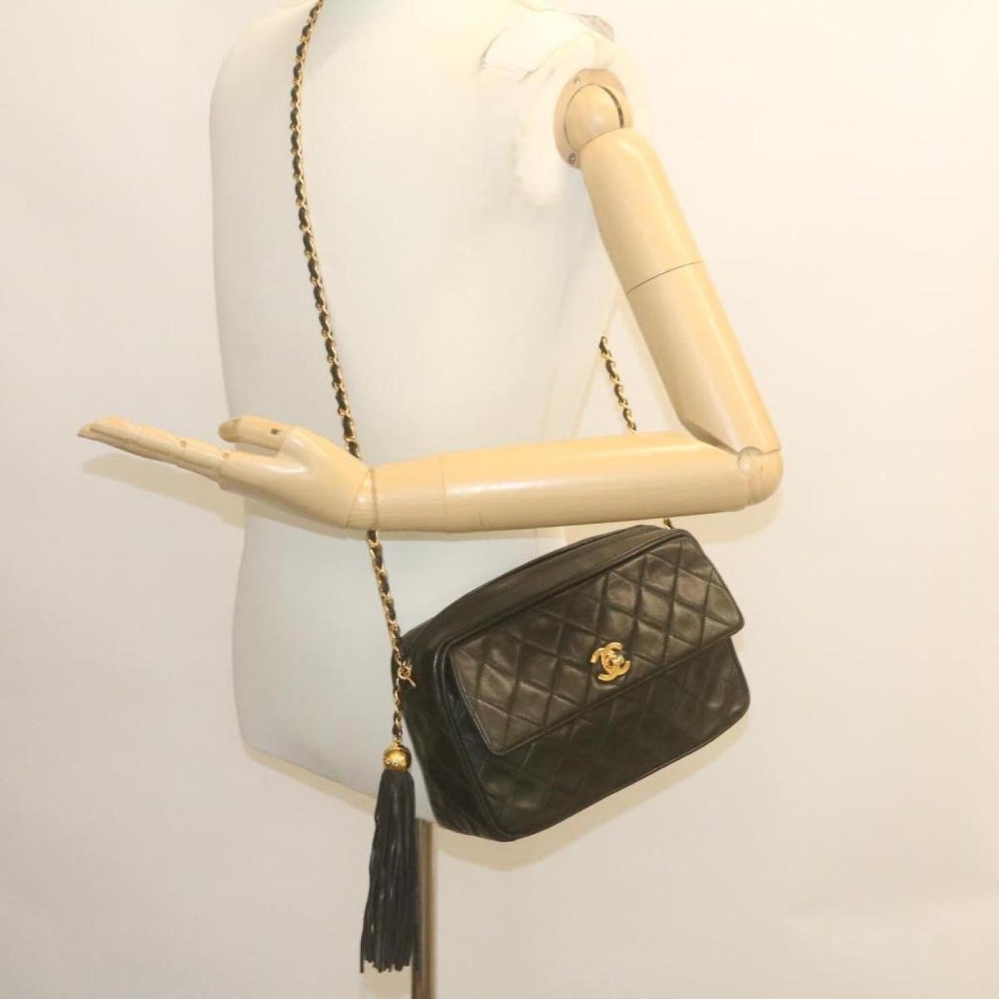 Chanel Leather Shoulder Bag (Pre-Owned)