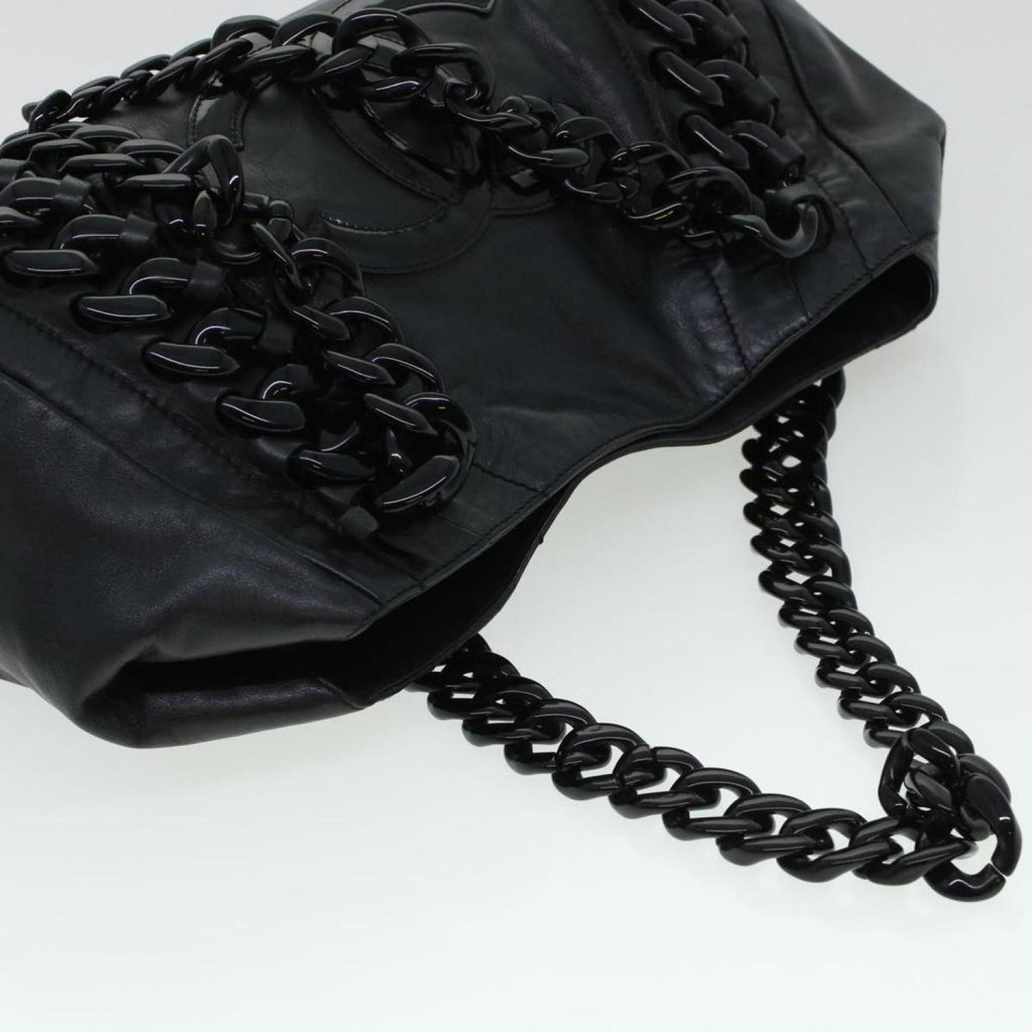 Chanel Leather Shoulder Bag (Pre-Owned)